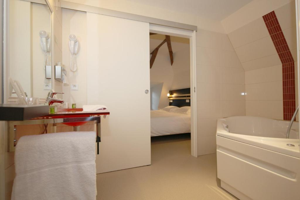 Hotel Logis Hotel Restaurant Auberge De La Xaintrie 3*